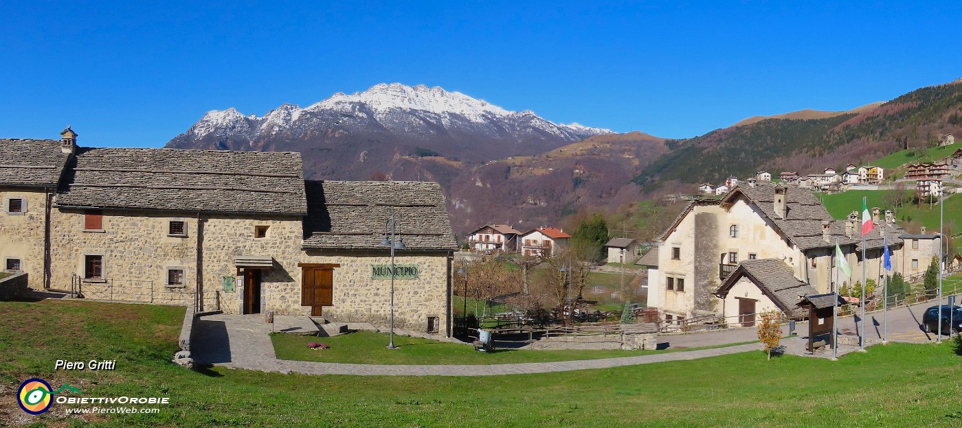 09 Il bel borgo di Arnosto con vista in Resegone.jpg